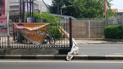 Banyak Spanduk Partai dan Caleg Meleyot di Jalan Raya Bogor, Bahayakan Pengendara Motor