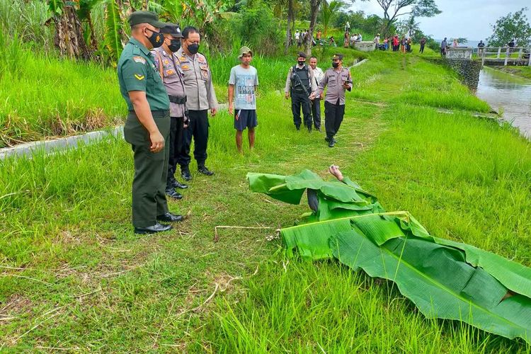 Polisi mengamankan jenazah yang ditemukan di saluran irigasi yang berada di wilayah Pedukuhan Kalisonggo, Kalurahan Pendoworejo, Kapanewon Girimulyo, Kabupaten Kulon Progo, Daerah Istimewa Yogyakarta, pukul 09.45 WIB.