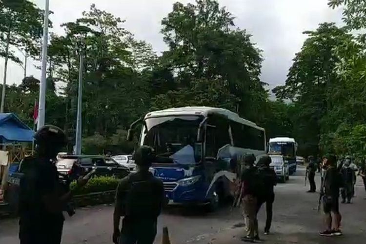 Aparat keamanan melakukan penjagaan di gerbang masuk area Kuala Kencana, Senin (30/3/2020)