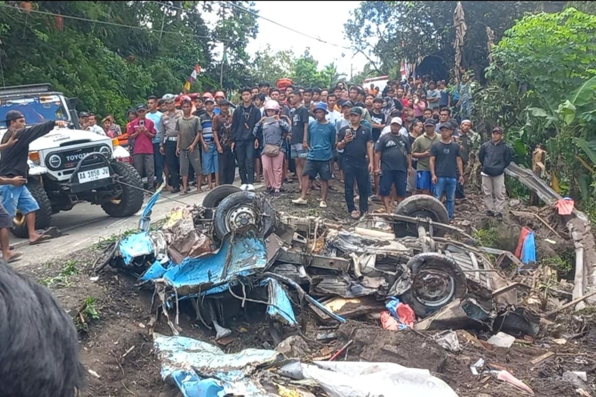 Tragedi kecelakaan lalu lintas di Jalan Purworejo–Magelang, Desa Kalijambe, Kecamatan Bener, Kabupaten Purworejo, Rabu (7/5/2025) 