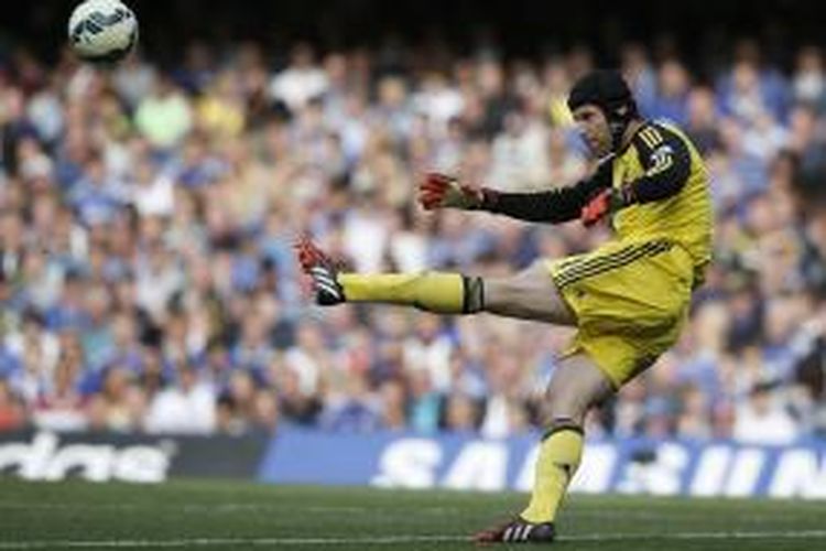 Salah satu aksi kiper Chelsea, Petr Cech, pada laga Premier League melawan Arsenal, di Stamford Bridge, Minggu (5/10/2014).