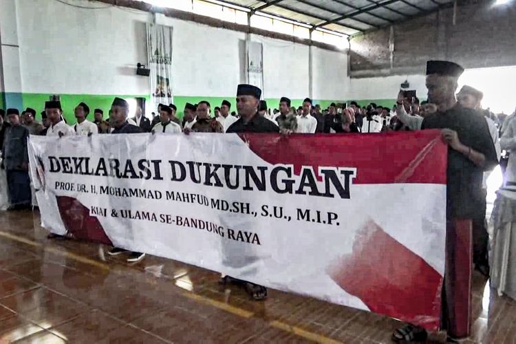Ratusan kiyai dan ajengan dari berbagai Pondok Pesantren di Bandung Raya menyatakan dukungan politik untuk pemenangan pasangan Calon Presiden (Capres) dan Calon Wakil Presiden (Cawapres) Ganjar Pranowo - Mahfud MD di Bandung Barat, Sabtu (16/12/2023).