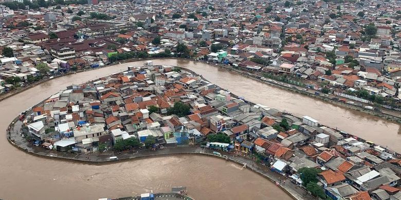 Tampilan banjir Jakarta di kawasan Kampung Melayu, Jakarta Timur, dari helikopter yang mengangkut Kepala BNPB Doni Monardo dan Gubernur DKI Jakarta Anies Baswedan, saat mereka meninjau kondisi banjir terkini pada Rabu (1/1/2020).