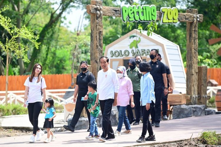 Presiden Joko Widodo dan Ibu Iriana Joko Widodo bersama cucu-cucu mereka saat mengunjungi kawasan wisata Solo Safari, Kota Surakarta, Provinsi Jawa Tengah, pada Senin (23/1/2023).