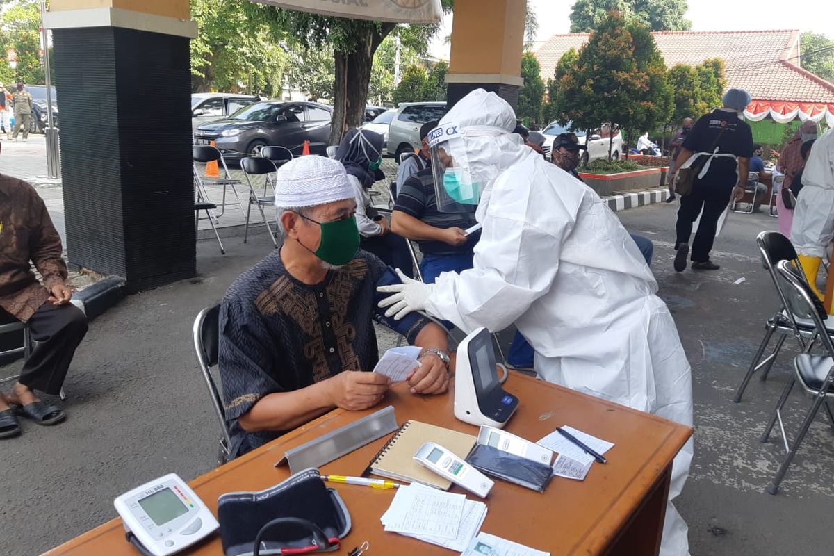Pelaksanaan swab test massal bagi para pengurus tempat ibadah halaman kantor Kecamatan Cilincing, Jakarta Utara, Kamis (6/7/2020)