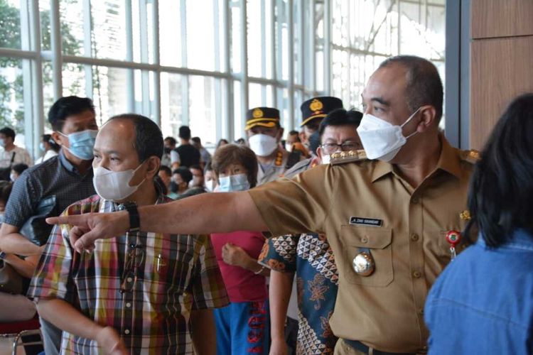 Bupati Tangerang Ahmed Zaki Iskandar saat meninjau pelaksanaan vaksin masal di ICE BSD Tangerang, Selasa (8/6/2021).