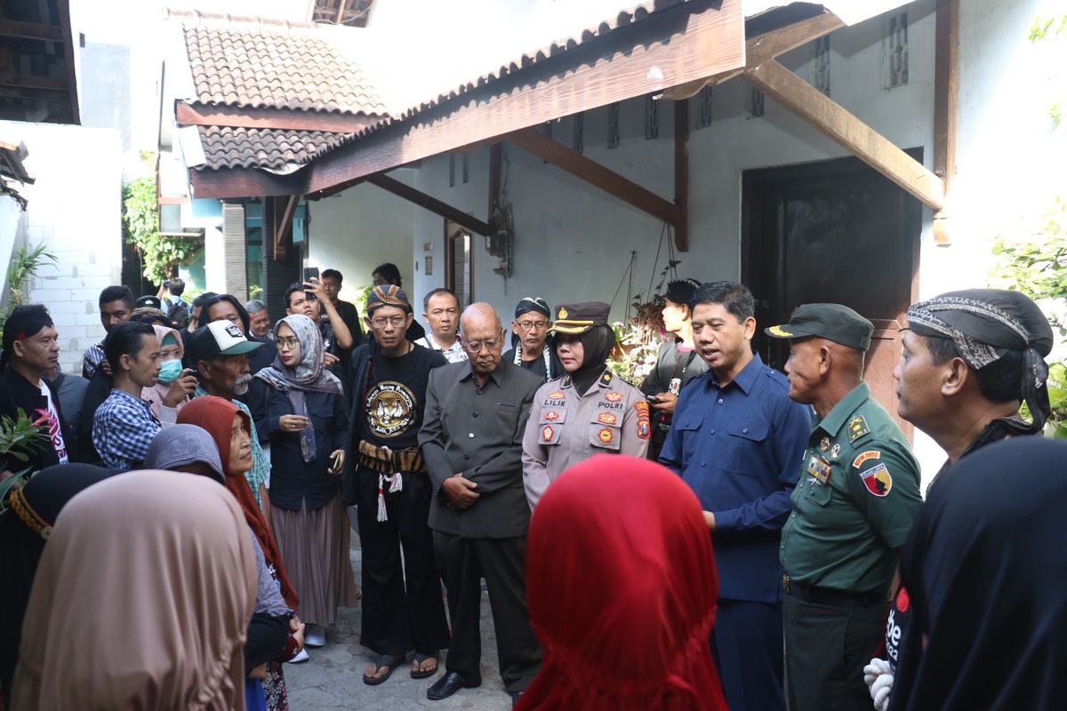 TEMUI WARGA—Ketua DPRD Kabupaten Ponorogo, Sunarto bersama anggota lain menemui warga yang terdampak penutupan ruas jalan dengan tembok setinggi empat meter di Kelurahan Bangunsari, Kecamatan Ponorogo, Kabupaten Ponorogo, Jawa Timur, Senin (3/7/2023).