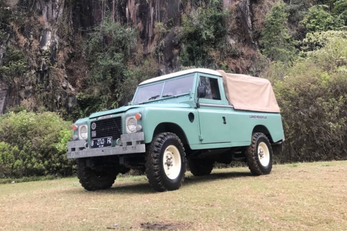 Land Rover Series III V8 yang dipakai pasangan calon presiden dan calon wakil presiden Joko Widodo dan Maruf Amin saat datang ke KPU, Jumat (21/9/2018). Begini bentuknya saat mengadopsi model long kanvas.