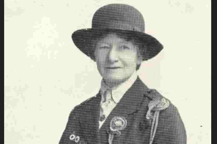 Agnes Baden Powell, nama adik Baden Powell yang membantu mendirikan kepanduan untuk putri.