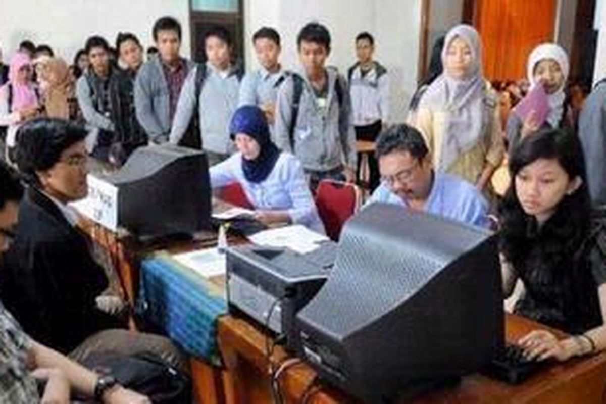 Para siswa SLTA mendaftar SNMPTN