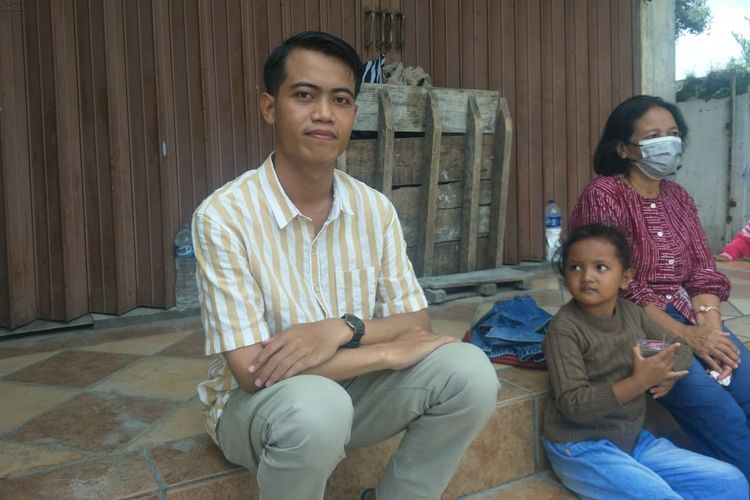 Warga Colomadu, Galih (24) usai menyaksikan kirab Kaesang-Erina di Jalan Slamet Riyadi, Solo, Minggu (11/12/2022).