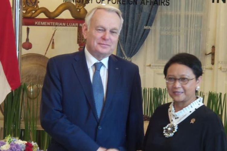 Menlu Perancis Jean Marc Ayrault dan Menlu Indonesia Retno LP Marsudi di Kantor Kemenlu, Selasa (28/2/2017).