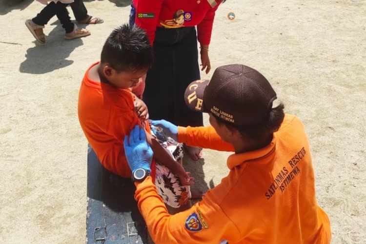 Tim Satlinmas Rescue Istimewa mengobati wisatawan yang tersengat ubur-ubur di Pantai Krakal, Gunungkidul. Minggu (28/4/2024)
