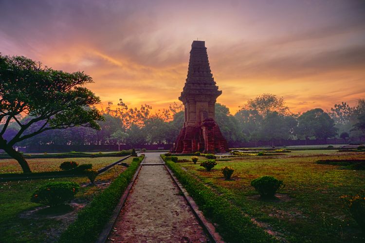 Candi Gapura Bajang Ratu yang merupakan peninggalan Kerajaan Majapahit.