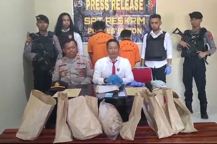 Polres Buton menangkap 6 orang pelaku pembunuhan yang menewaskan seorang pemuda inisial LS (30) di Kelurahan Kombeli, Kecamatan Pasarwajo, Kabupaten Buton, Sulawesi Tenggara pada Kamis (30/11/2023) lalu.