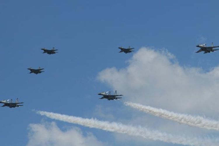 Ilustrasi: Tiga Sukhoi Su-30 TNI AU dari Skadron Udara 11 Lanud Hasanuddin Makassar dan dua F-16 dari Skadron Udara 16 Lanud Roesmin nurjadin Pekanbaru melakukan flypast di atas Istana Merdeka dan lapangan Monas dalam rangkaian upacara peringatan HUT ke-71 Republik Indonesia, Rabu (17/8/2016).