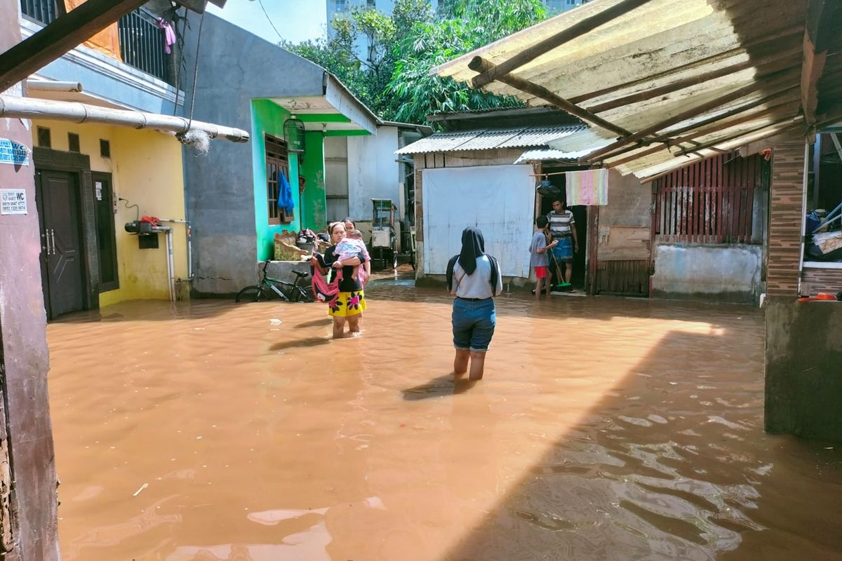 Banjir menggenangi sejumlah wilayah di wilayah Kelurahan Kembangan Selatan, Kembangan, Jakarta Barat, mengungsi sejak Minggu (7/11/2021). 