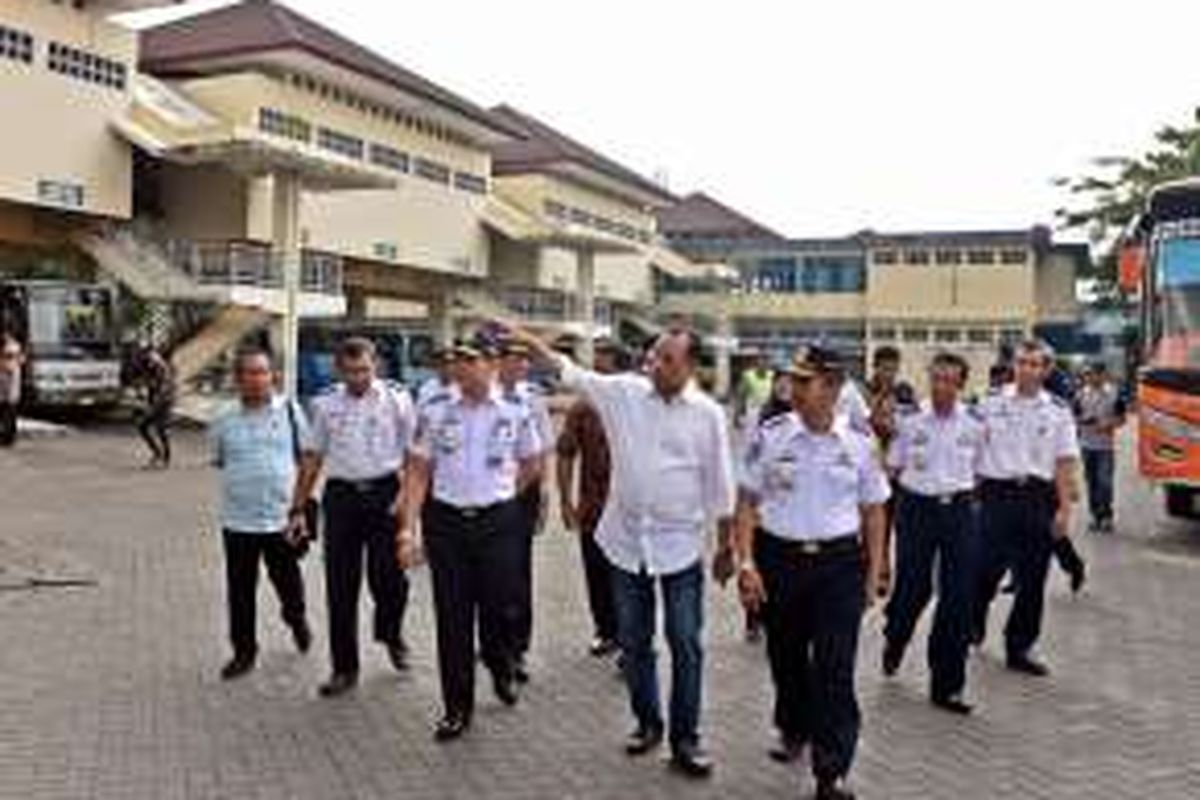 Menteri Perhubungan Budi Karya Sumadi meninjau Terminal Giwangan, Yogyakarta, Sabtu (17/12/2016).