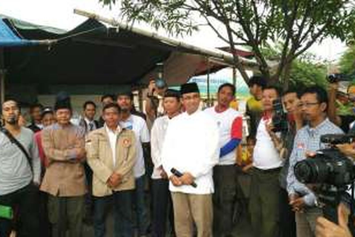 Calon gubernur DKI Jakarta Anies Baswedan berdialog dengan warga di Marunda, Cilincing, Jakarta Utara, Sabtu (3/12/2016) sore.