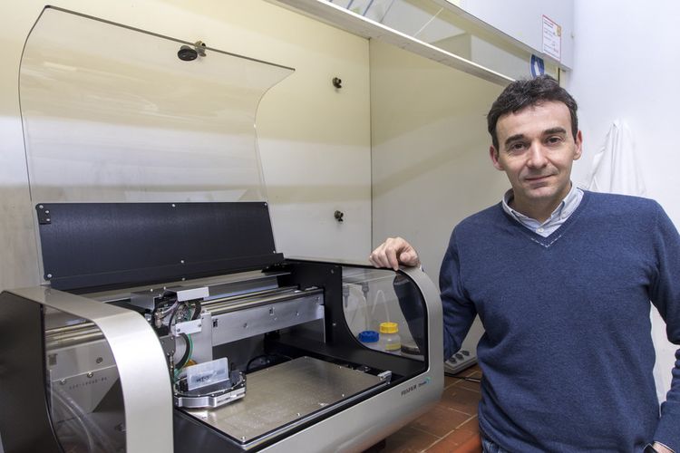 Francesco Greco bersama printer inkjet untuk mencetak tato elektroda.