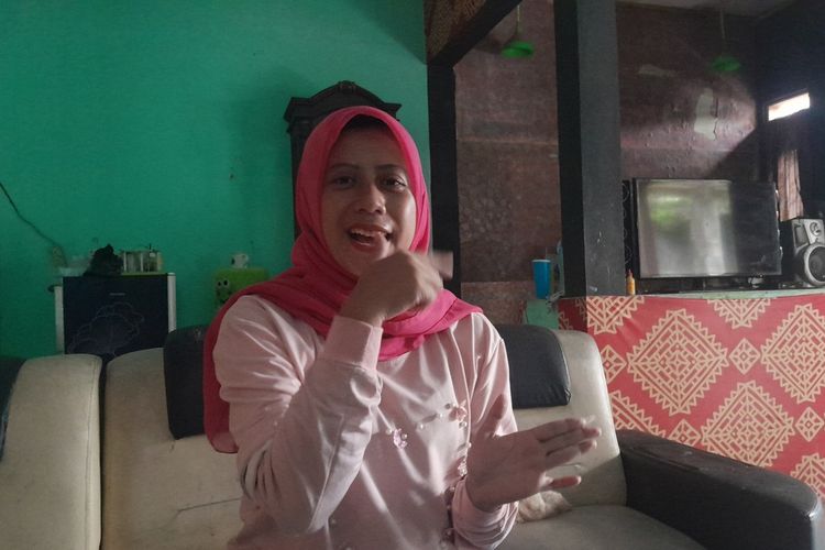 Cantika, orang tua salah satu siswa yang mengikuti pendidikan karakter di barak militer, Purwakarta, Jawa Barat, Jumat (23/5/2025).