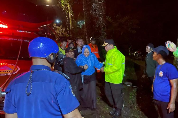 Polisi sedang mengevakuasi 101 rombongan pelajar SMP-IT Al-Hikmah, Depok yang selamat usai melakukan kegiatan Diklatsar di Puncak Bogor, Jawa Barat, Rabu (12/10/2022) malam. Sedangkan empat pelajar tewas dan hilang terseret arus.