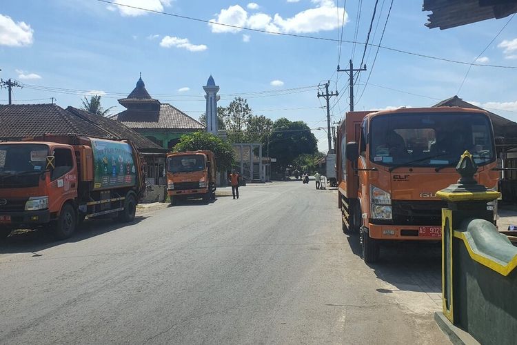 Truk dari kota Yogyakarta terparkir di jalan Bawuran, Piyungan, Bantul menuju ke TPA Regional Piyungan, Bantul, Jumat (28/7/2023)