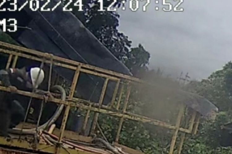 Tiga orang pekerja tewas di dalam tangki limbah yang terekam kamera CCTV, di areal PT Pertamina Hulu Rokan di Kabupaten Rokan Hilir, Riau, pada Februari 2023.