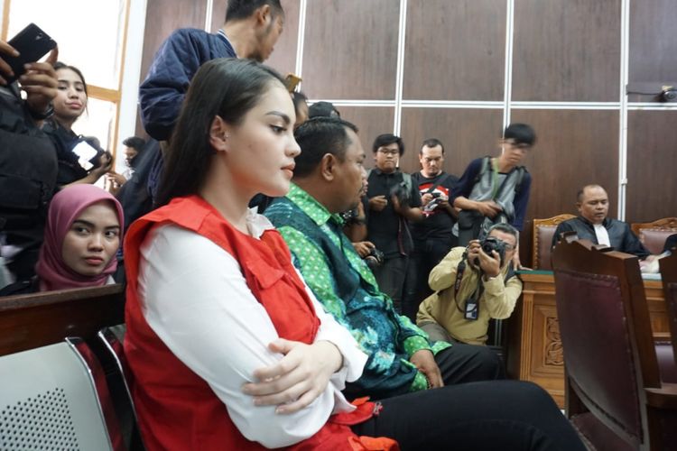 Artis Jennifer Dunn saat menjalani sidang di Pengadilan Negeri Jakarta Selatan, Kamis (19/4/2018).