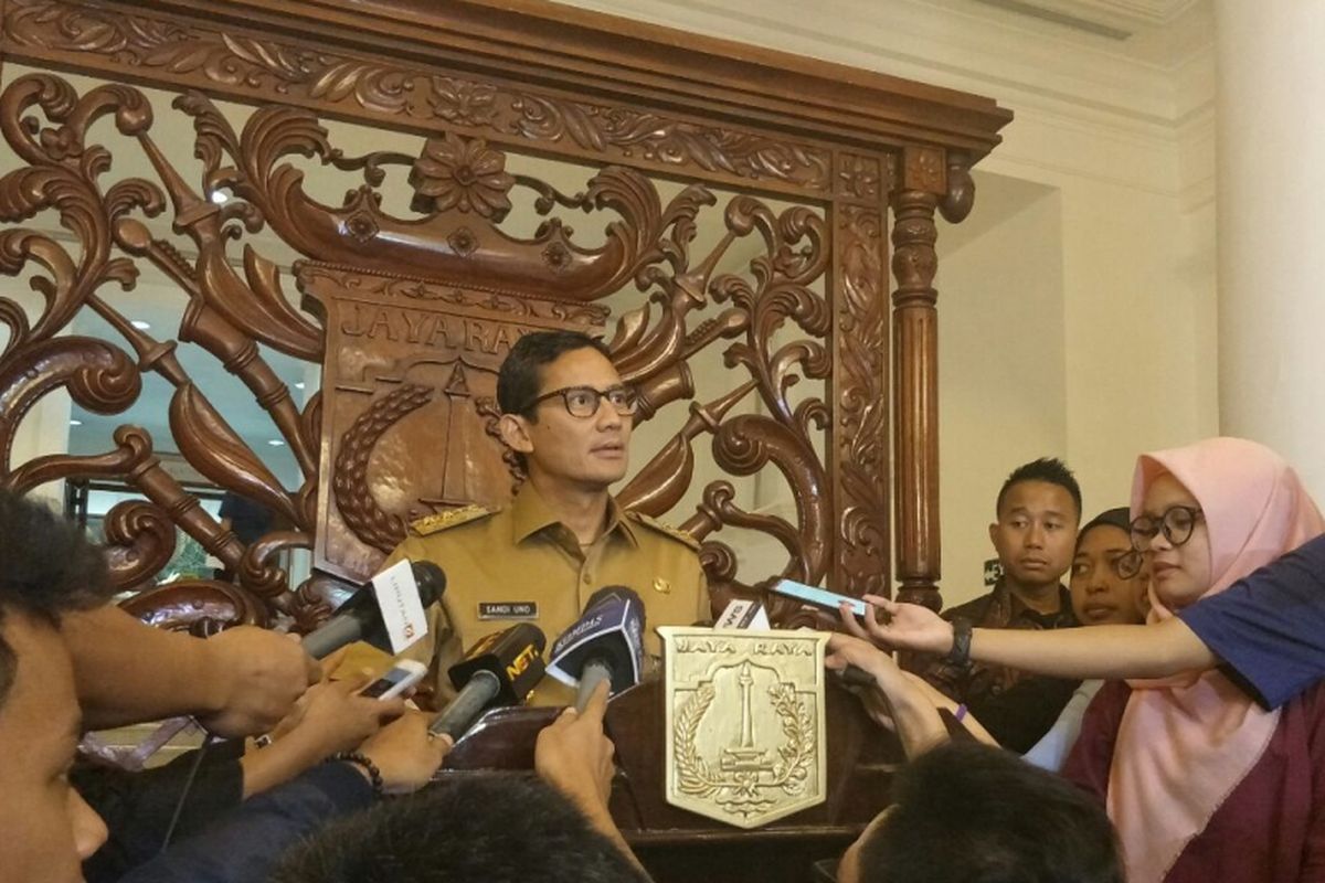 Wakil Gubernur DKI Jakarta Sandiaga Uno doorstop dengan menggunakan podium atau mimbar di Balai Kota DKI Jakarta, Senin (11/12/2017). 