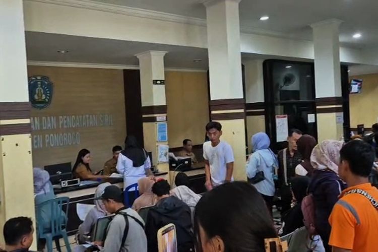 Perekaman e-KTP Membludak Saat Libur Sekolah, Pelajar di Ponorogo Rela Antre Sejak Pagi