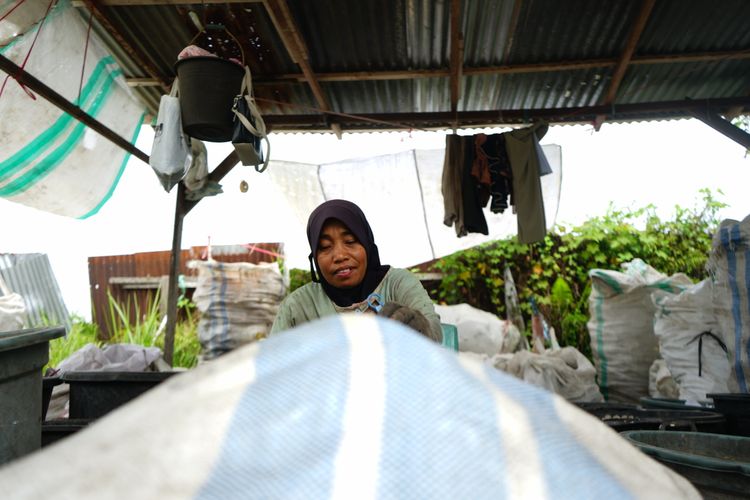 Demi Rp 500.000 Per Pekan, Cerita Ibu di Sumbar Sortir 1 Ton Sampah Plastik untuk Sekolahkan Anak