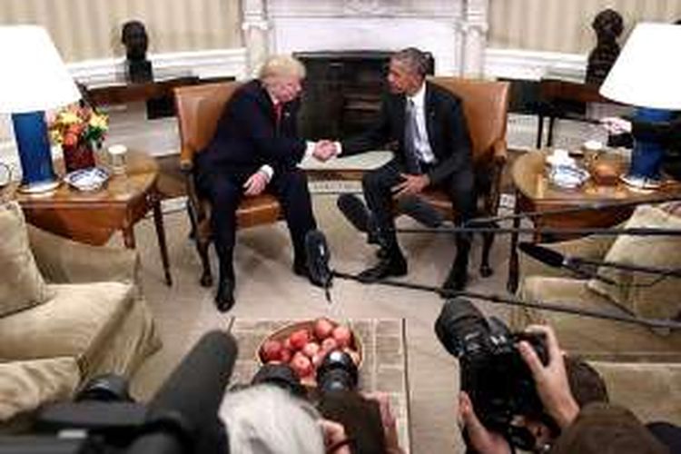 Presiden AS Barack Obama menjabat tangan presiden terpilih Donald Trump saat keduanya bertemu di Gedung Putih, Washington DC, Kamis (10/11/2016).