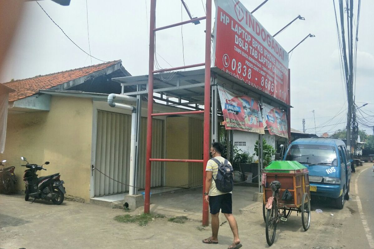 Kantor gadai yang berlokasi di Jalan Moch Kahfi 2, Cipedak, Jagakarsa, Jakarta Selatan, tutup pada Selasa (14/12/2021). Gerao gadai itu tutup setelah adanya aksi perampokan yang terjadi pada Senin (13/12/2021) malam. 