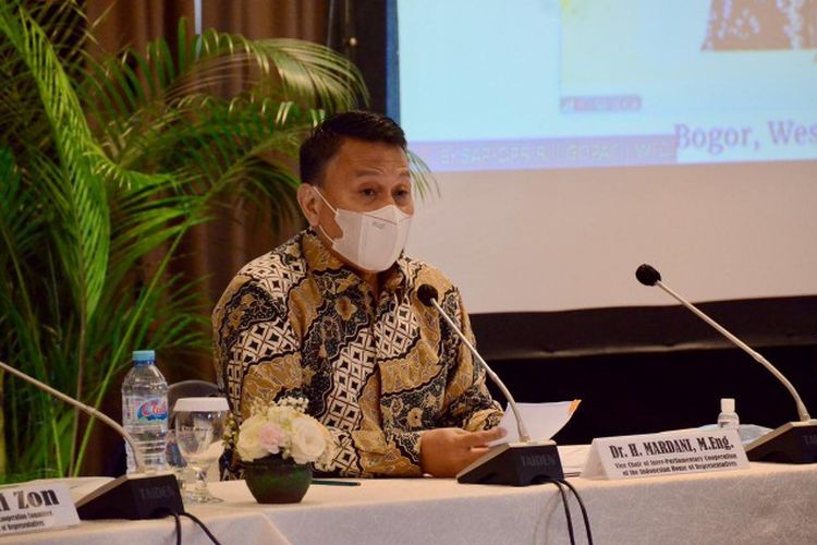 Wakil Ketua Badan Kerja Sama Antar Parlemen (BKSAP) DPR RI Mardani Ali Sera saat mengikuti Focus Grup Discussion (FGD) di Bogor, Jawa Barat, Rabu (10/3/2021). 
