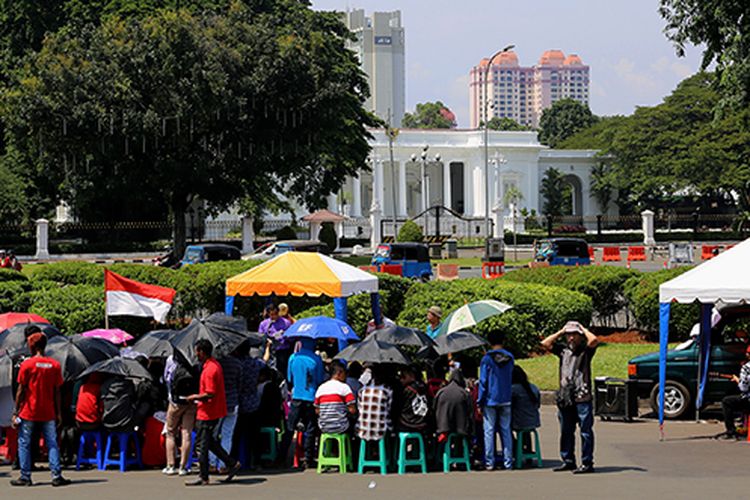 Ibadah jemaat GKI Yasmin dan HKBP Filadelfia di depan Istana Merdeka, Jakarta Pusat, Minggu (5/3/2017). Jemaat GKI Yasmin dan HKBP Filadelfia tidak bisa beribadah di gereja mereka karena ditolak masyarakat, meski sudah ada putusan Mahkamah Agung yang menjamin para jemaat dapat beribadah di dalam gerejanya.