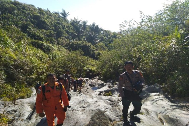 Tim gabungan Basarnas saat melakukan evakuasi dua WNA Jerman yang tersesat di Gunung Lokon, Manado, Kamis (22/8/2019). 