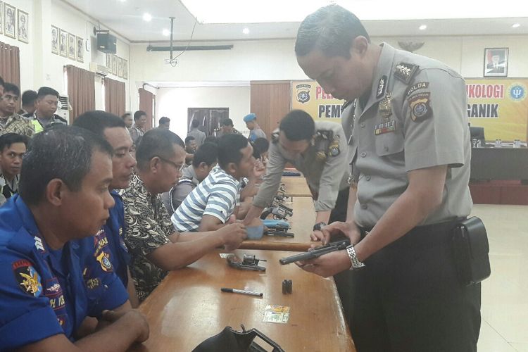 Kepala Biro SDM Polda Sultra Kombes Pol Nurworo Danang saat memeriksa senjata api milik anggota polda dan polres Kendari di aula Dhacara Polda Sultra. (KOMPAS.COM/KIKI ANDI PATI)