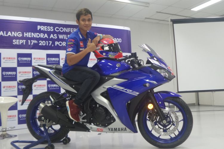 Pebalap Yamaha Indonesia, Galang Hendra Pratama, berpose dengan motornya, YRF-R3, yang akan dipakai pada ajang World Supersport 300 di Sirkuit Portimao, Portugal, 17 September 2017.