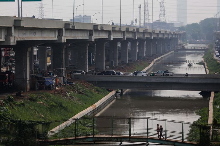 Suasana ruas jalan tol Bekasi-Cawang-Kampung Melayu (Becakayu),  yang diresmikan Presiden Joko Widodo di kawasan Jakasampurna, Bekasi, Jawa Barat, Jumat (3/11/2017). Presiden Joko Widodo meresmikan ruas jalan tol yakni Seksi 1B dan 1C sepanjang 8,26 kilometer yang terbentang dari Cipinang Melayu-Pangkalan Jati-Jakasampurna. KOMPAS.com/GARRY ANDREW LOTULUNG