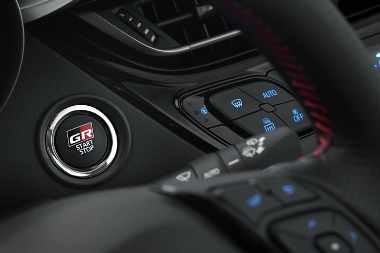 Toyota C-HR Hybrid GR Sport meluncur di Inggris