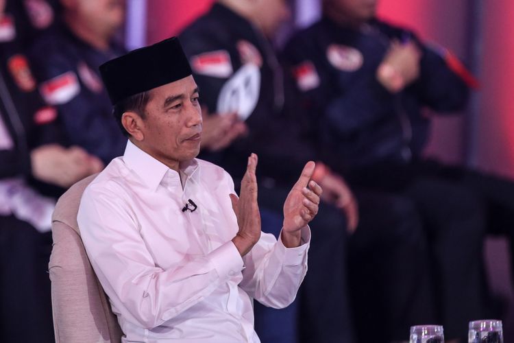 Calon Presiden nomor urut 1, Joko Widodo saat mengikuti debat pilpres pertama di Hotel Bidakara, Jakarta Selatan, Kamis (17/1/2019). Tema debat pilpres pertama yaitu mengangkat isu Hukum, HAM, Korupsi, dan Terorisme.