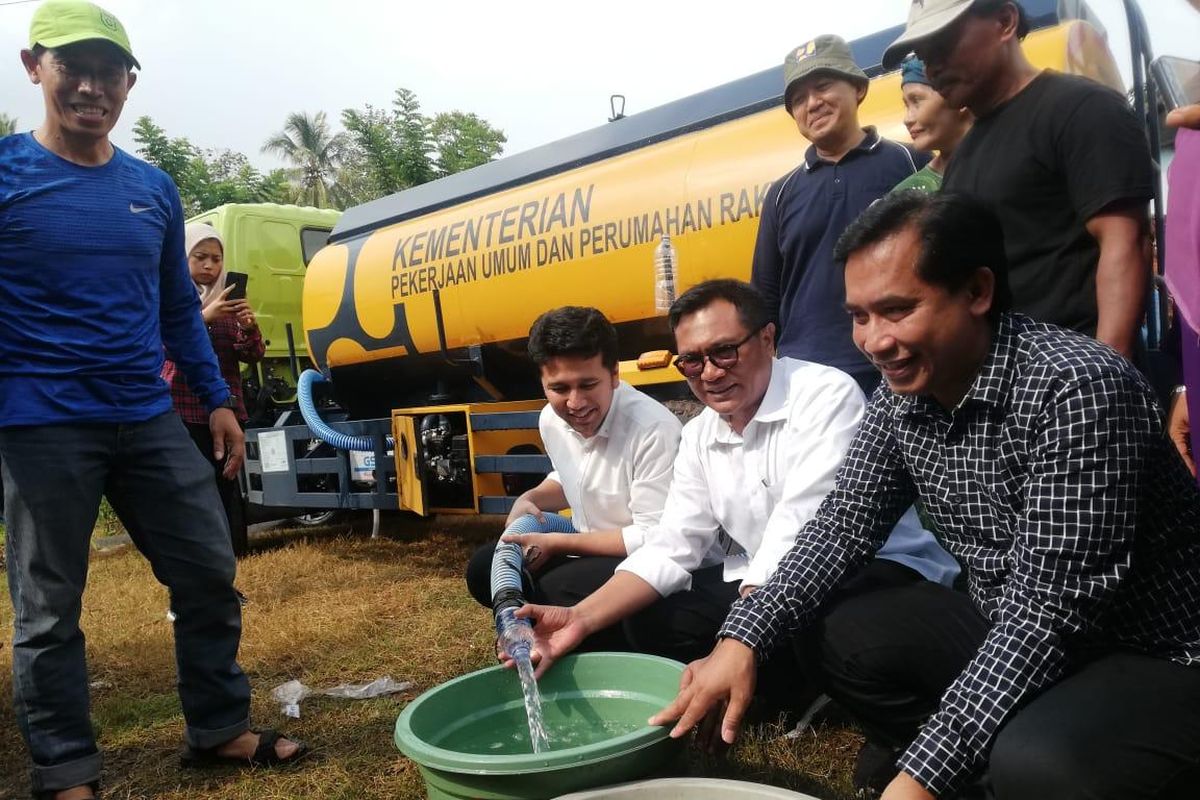 Wakil Gubernur Jawa Timur, Emil Dardak didampingi Wakil Wali Kota Malang Sofyan Edi dan Dirut PDAM Kota Malang Nor Muhlas, saat meninjau lokasi pipa yang pecah, Sabtu (25/1/2020).