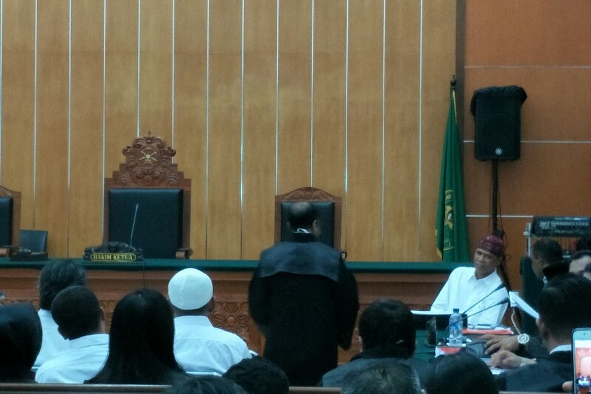 Terdakwa Hercules (kemeja putih dan kopiah merah) hadir menyaksikan sidang pemeriksaan saksi kasus penguasaan lahan PT Nila Alam di Pengadilan Negeri Jakarta Barat pada Rabu (30/1/2018).