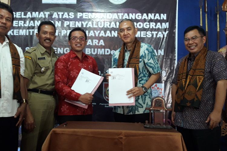 PT Sarana Multigriya Finansial (Persero) menandatangani kerja sama pembiayaan homestay di dua desa wisata Nglanggeran dan Samiran, Jawa Tengah. Penandatanganan dilakukan oleh Direktur SMF Trisnadi Yulrisman dan Ketua BumDes masing-masing Desa, disaksikan Direktur Utama SMF Ananta Wiyogo, Direktur SMF Heliantopo, dan pejabat Ketua Tim Amenitas Kementerian Pariwisata Bambang Cahyo, Senin (11/2/2019).