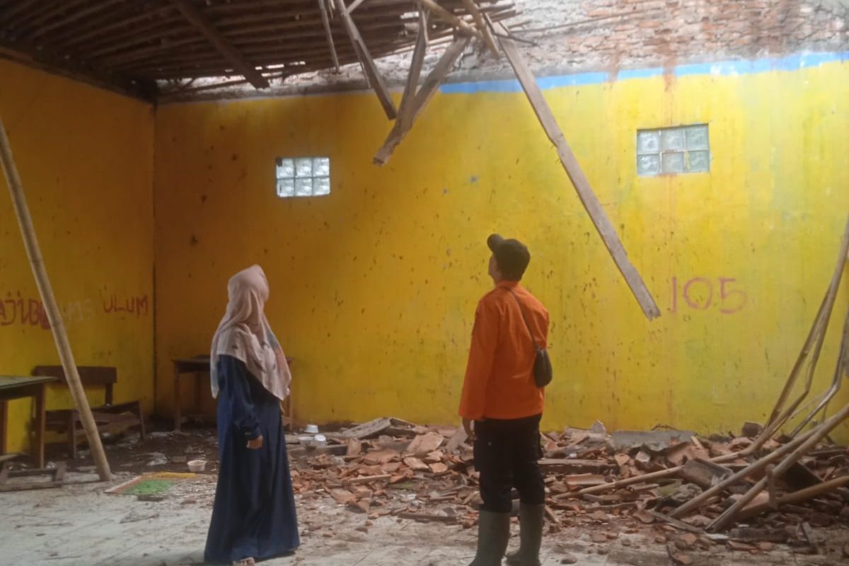 Kondisi atap ruang kelas yang ambruk di Mts Al-Mujahirin, Kecamatan Cigudeg, Kabupaten Bogor. Dok BPBD