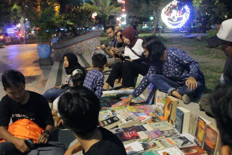 Mataram, Kompas.Com- Lapak Baca BIAP (Buku Ini Aku Pinjam), Semin malam (8/4/2019), ramai pengunjung,  mereka tak hanya datang mrmbaca buku teyapi akan hadang jika lapak akan ditutup lagi.