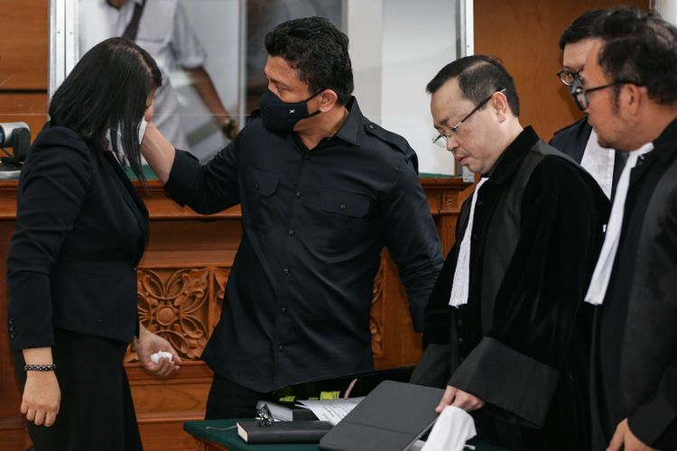 Terdakwa kasus pembunuhan berencana Nofriansyah Yosua Hutabarat (Brigadir J), Ferdy Sambo memeluk Putri Candrawathi saat menjalani sidang di Pengadilan Negeri Jakarta Selatan, Selasa (1/11/2022). Agenda persidangan pemeriksaan saksi-saksi.