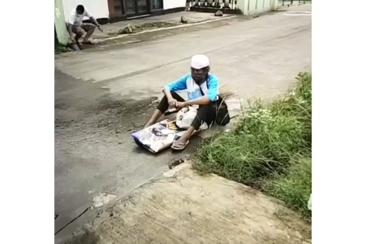 Tangkapan layar video seorang pria diduga terinfeksi Covid-19 yang berkeliaran di kawasan Cilodong, Depok, Jawa Barat.