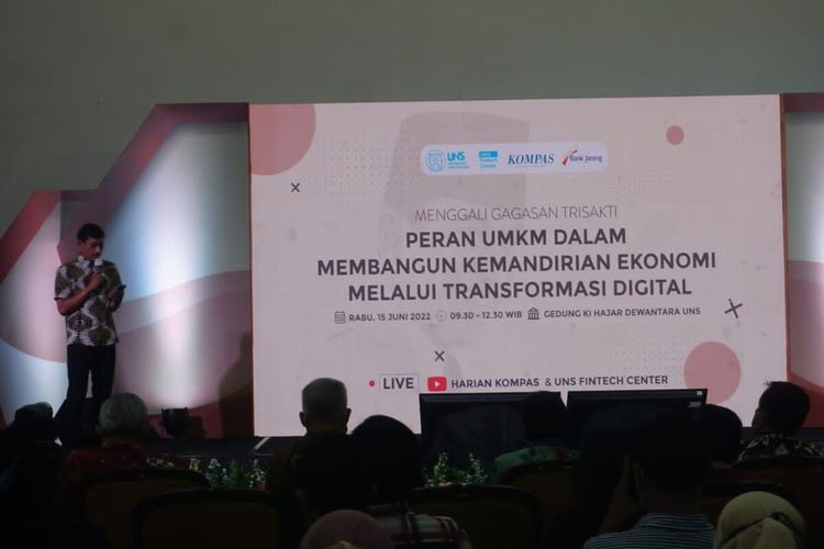 Peneliti Senior Litbang Kompas Budiawan Sidik Arifianto memaparkan hasil risetnya dalam talkshow dengan tema “Peran UMKM dalam Membangun Kemandirian Ekonomi melalui Transformasi Digital” rangkaian Bulan Bung Karno yang diselenggarakan Universitas Sebelas Maret (UNS) bekerja sama dengan Kompas dan didukung Bank Jateng di Ballroom Gedung Ki Hadjar Dewantara UNS Jalan Ir Sutami No 36A Kentingan, Solo, Jawa Tengah, Rabu (15/6/2022).